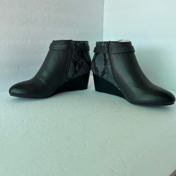 Vionic Shasta Black Comfort Snakeskin and Buckle Side Zip Ankle Booties NIB - Picture 5 of 12